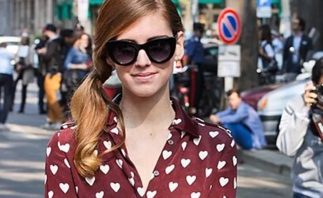 Sanremo 2023, in quota vincono gli outfit 'tradizionali': capelli raccolti e abito multicolor per Chiara Ferragni, papillon 'portafortuna' per Amadeus