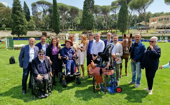 Piazza di Siena, consegnata una sella speciale a Enea, cavaliere di para-reining: “Il mio cavallo Apache mi ha ridato la vita”