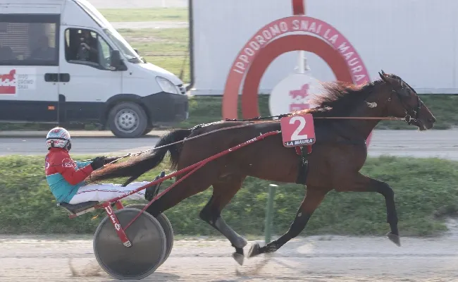 All'Ippodromo Snai La Maura super Folletocar che si aggiudica il Premio Scuderia Esagono, clou del martedì di trotto a Milano