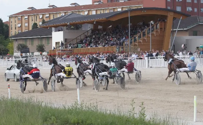 Domenica dedicata alle famiglie all'Ippodormo Snai La Maura, con giochi, intrattenimento e molto altro. In pista sette corse e la diretta da Vincennes del Grand Prix d’amerique