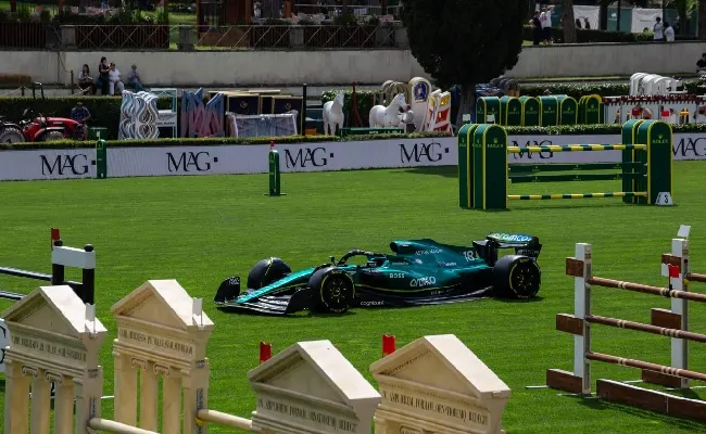 Piazza di Siena, sull'Ovale spunta l'Aston Martin di F1, fan in festa: “Quella è la macchina di Alonso!”