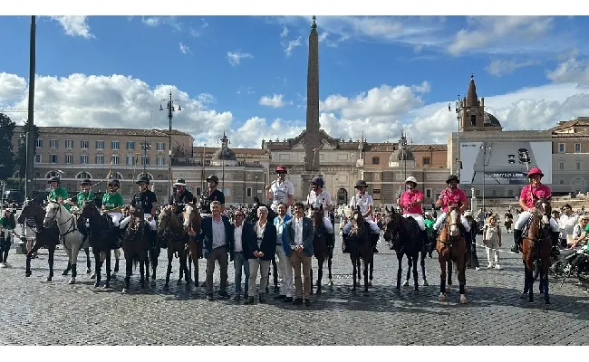 Italia Polo Challenge, i cavalli sfilano nel centro di Roma. Folla di curiosi in Via del Corso: da giovedì sera lo show al Galoppatoio