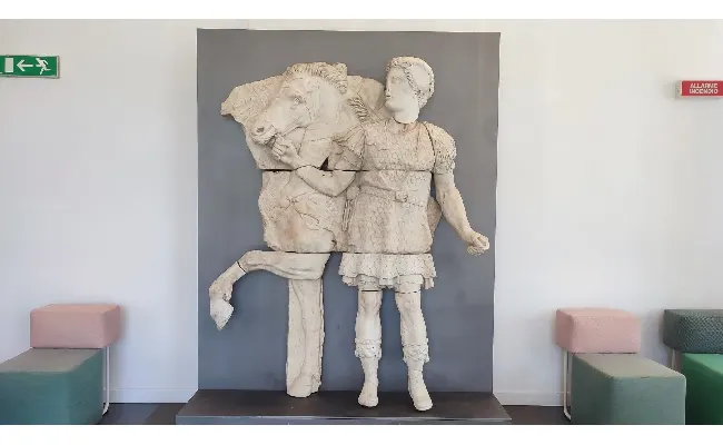Piazza di Siena, Il mistero del Cavaliere di marmo: e se fosse l'imperatore Traiano?