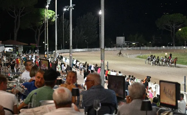 Ippica, ultima di agosto all'Ippodromo Snai Sesana con un mercoledì dedicato alla città di Pescia. In pista sette corse con al centro la condizionata per i puledri