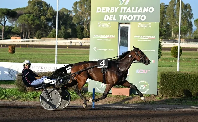 Ippica, a First of Mind vince il 97° Derby Italiano del Trotto, a Follia d’Esi le Oaks Masaf: «Un grande successo a Capannelle che ci dà fiducia e ottimismo per il futuro»