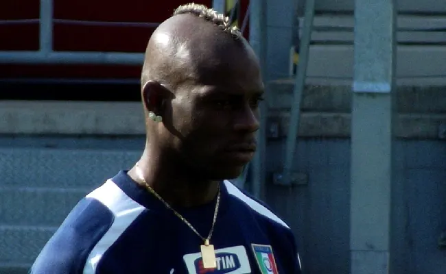 Serie A, il Napoli cerca la vetta: azzurri avanti nelle quote contro il Genoa, Vieira punta sul primo gol di Balotelli per mantenere l'imbattibilità