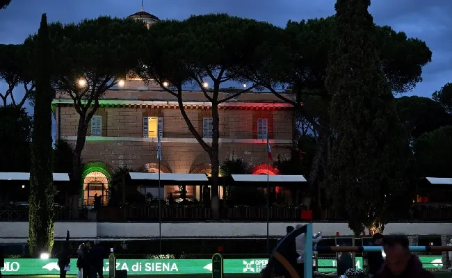 Mercoledì 27 maggio Intesa Sanpaolo porta a Roma per l’apertura di Piazza di Siena il grande concerto ‘Armonie di Pace’ di Opera Italiana is in the Air diretta dal Maestro Alvise Casellati