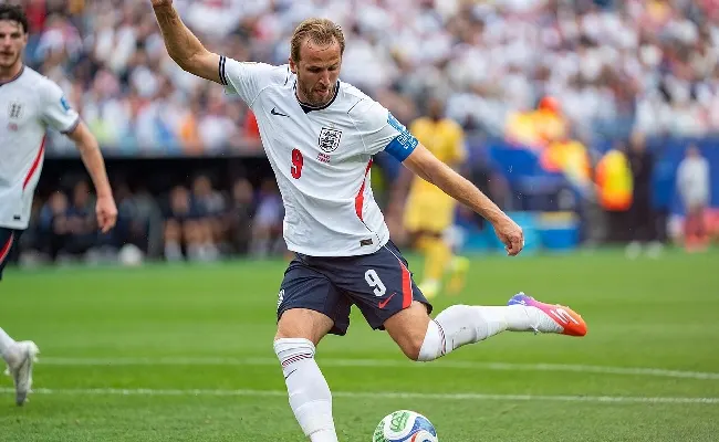 Kane e Yamal, è testa a testa in quota per il Pallone d’Oro delle prime volte. Per i bookie Mbappé (a 6,00) e Kvara (12,00) fuori dai giochi