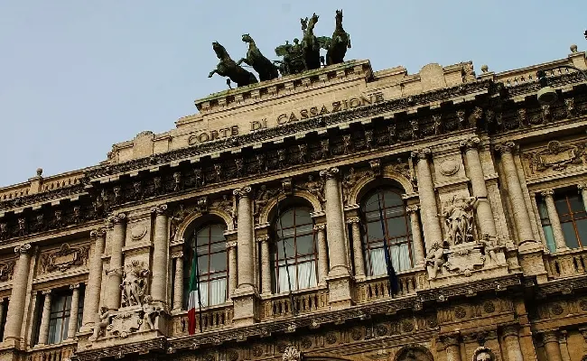 Scommesse, la Cassazione conferma la condanna per la titolare di un'agenzia estera: "Conti di gioco intestati falsamente e minori in sala"