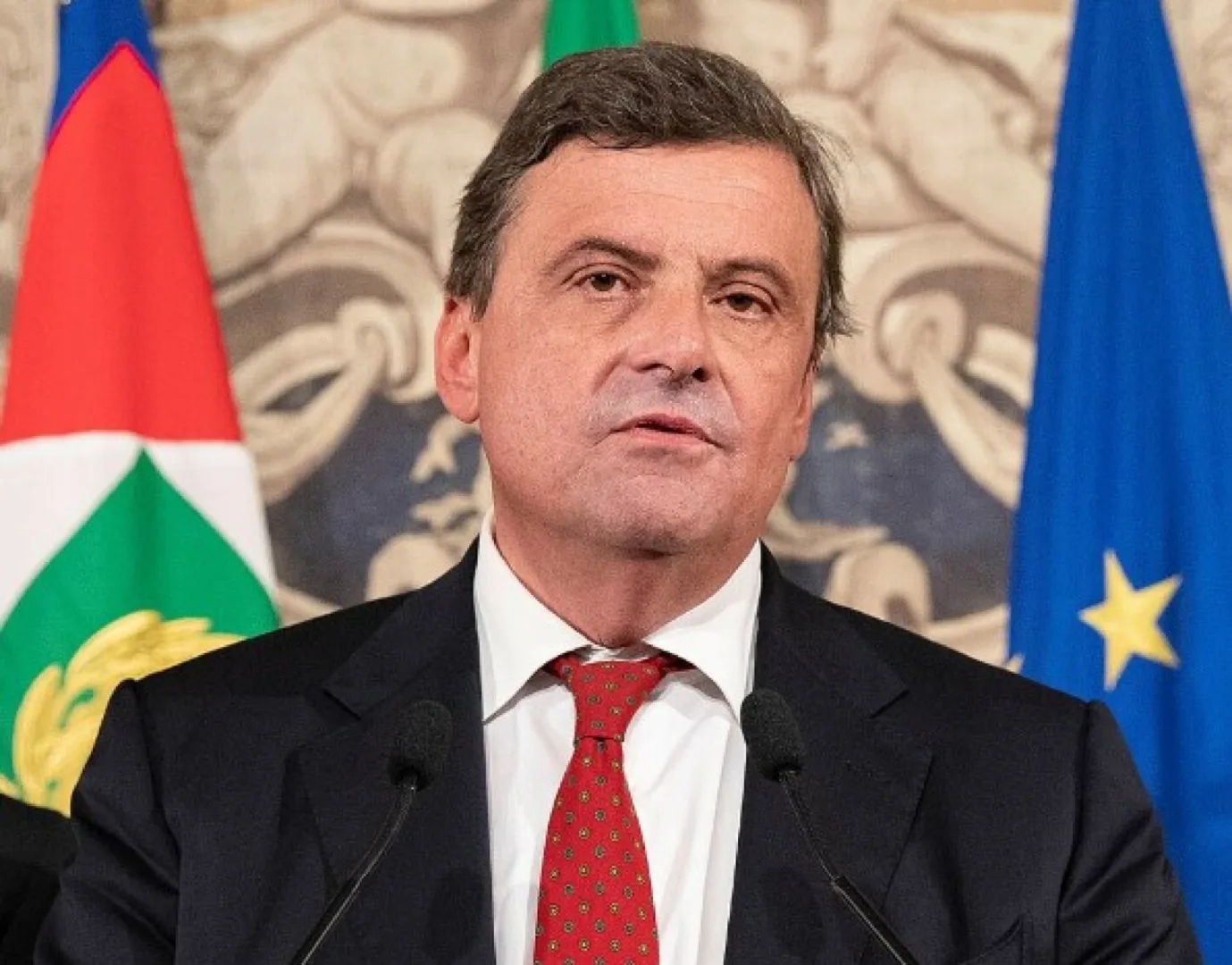 Calenda (Azione): "Aumentare tasse su gioco, tabacchi e superalcolici per abbassare accise sui carburanti"