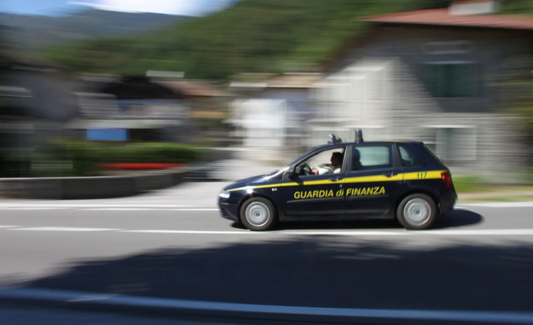 Operazione congiunta tra Gdf, Adm e Polizia a Lonato del Garda (Bs): gioco illegale in un circolo privato, locale sequestrato e consigliere arrestato